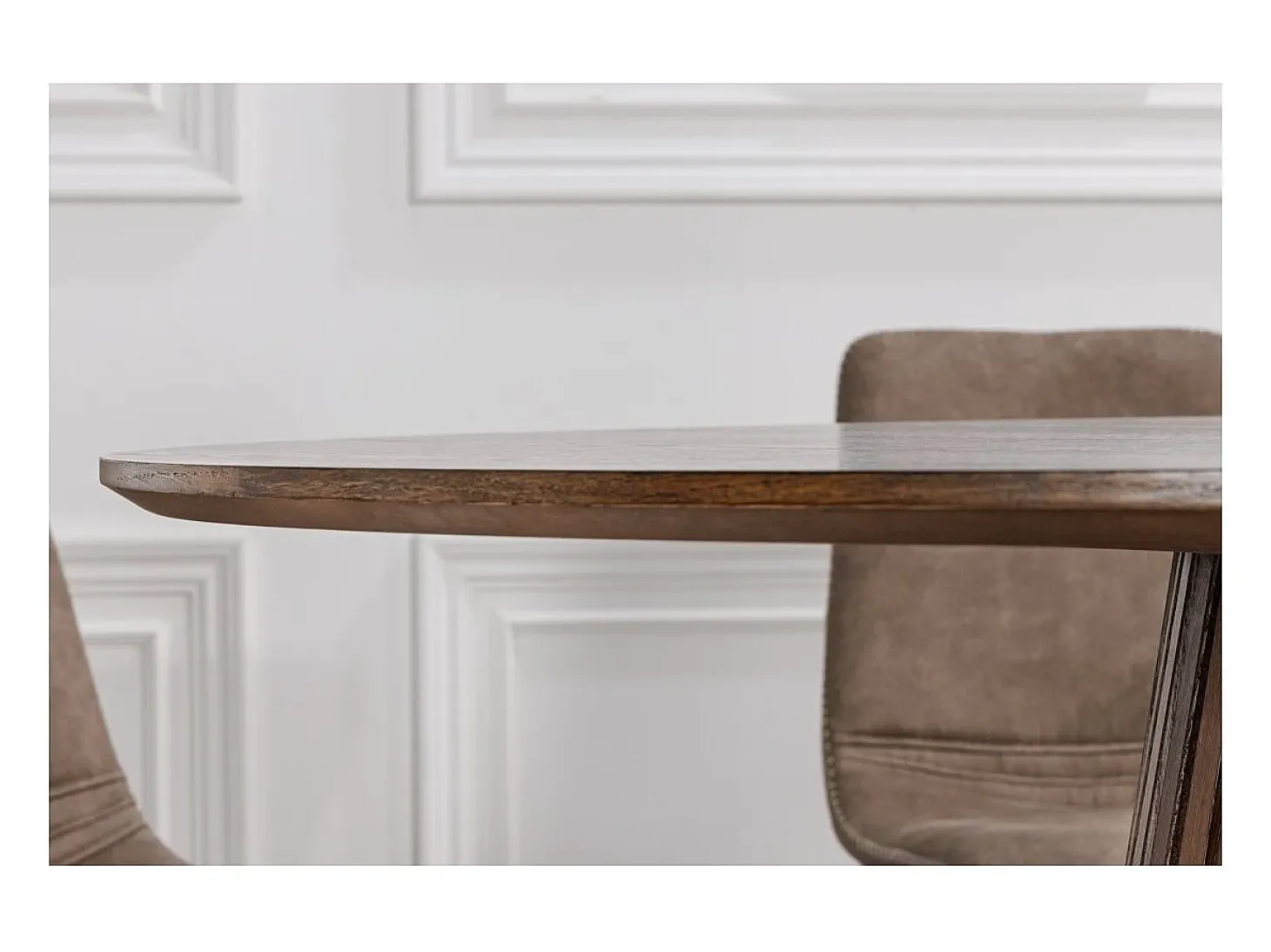 Mesa de comedor KANOVA 120 cm – Tablero redondo de roble oscuro y pie central de diseño – Estilo contemporáneo