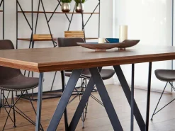 Mesa de comedor Namika de madera de nogal con patas de metal negro 180 cm