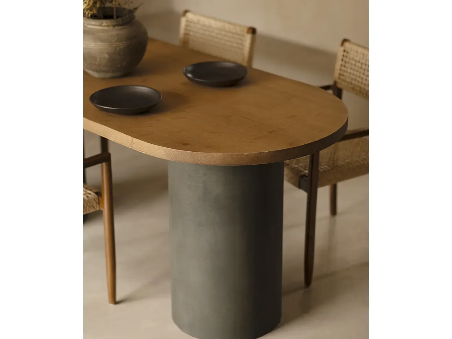 Mesa de comedor ovalada de madera maciza tono roble oscuro y patas de microcemento en tono verde DECOWOOD de 180x75cm - LUCÍA - DECOWOOD