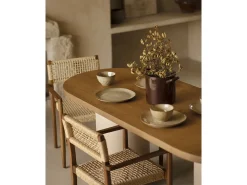 Mesa de comedor ovalada de madera maciza tono roble oscuro y patas de microcemento en tono tierra DECOWOOD de 180x75cm - LUCÍA - DECOWOOD