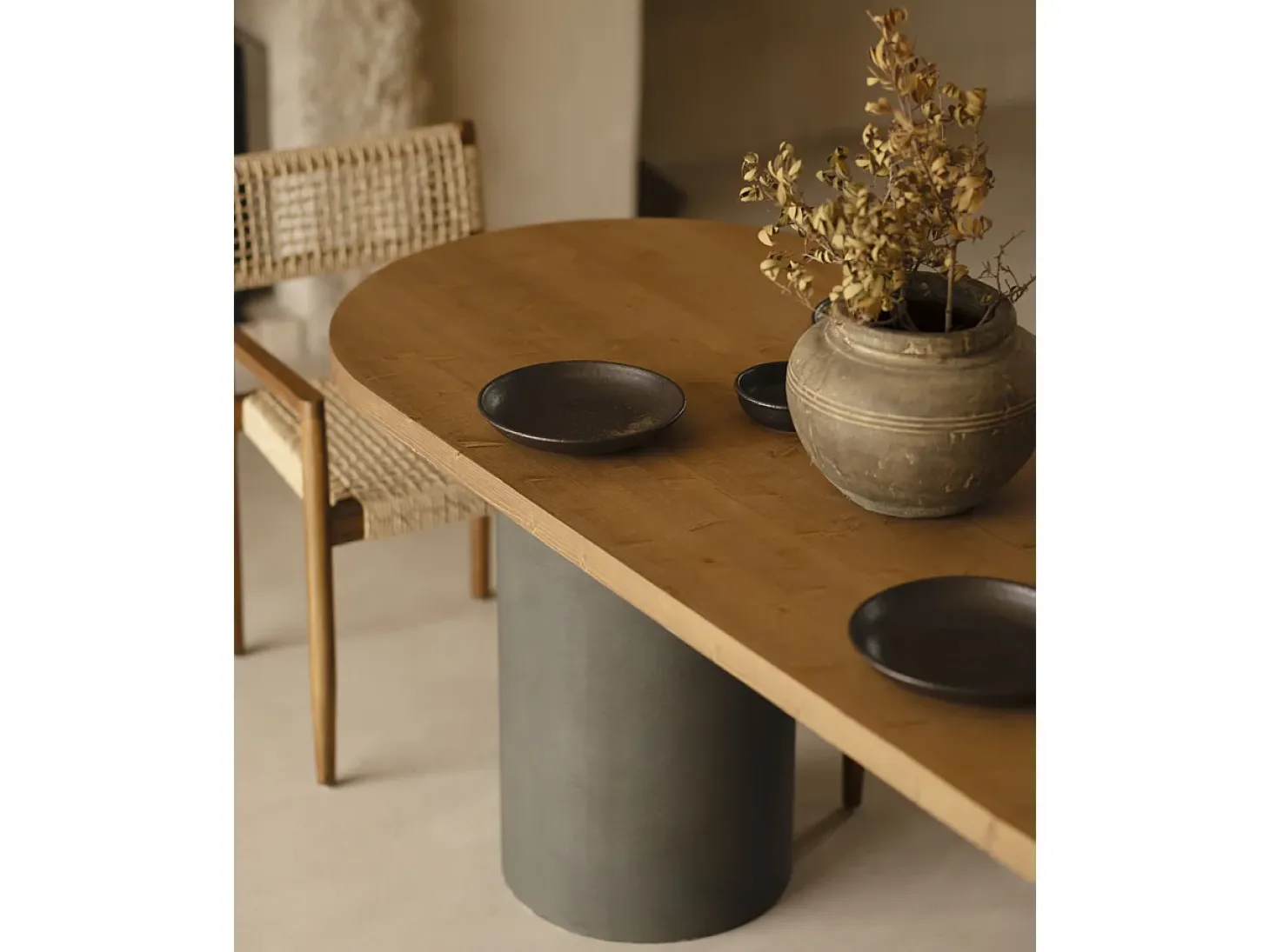 Mesa de comedor ovalada de madera maciza tono roble oscuro y patas de microcemento en tono verde DECOWOOD de 220x75cm - LUCÍA - DECOWOOD