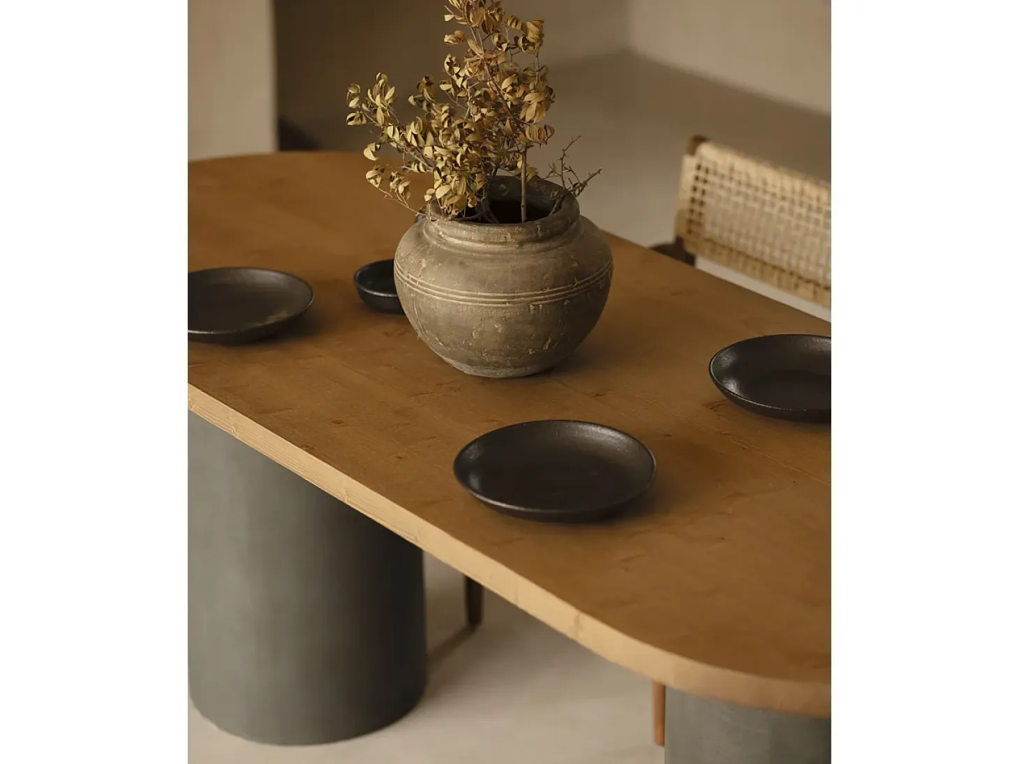 Mesa de comedor ovalada de madera maciza tono roble oscuro y patas de microcemento en tono verde DECOWOOD de 220x75cm - LUCÍA - DECOWOOD