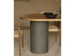 Mesa de comedor ovalada de madera maciza tono roble oscuro y patas de microcemento en tono verde DECOWOOD de 220x75cm - LUCÍA - DECOWOOD