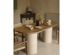 Mesa de comedor ovalada de madera maciza tono roble oscuro y patas de microcemento en tono tierra DECOWOOD de 220x75cm - LUCÍA - DECOWOOD