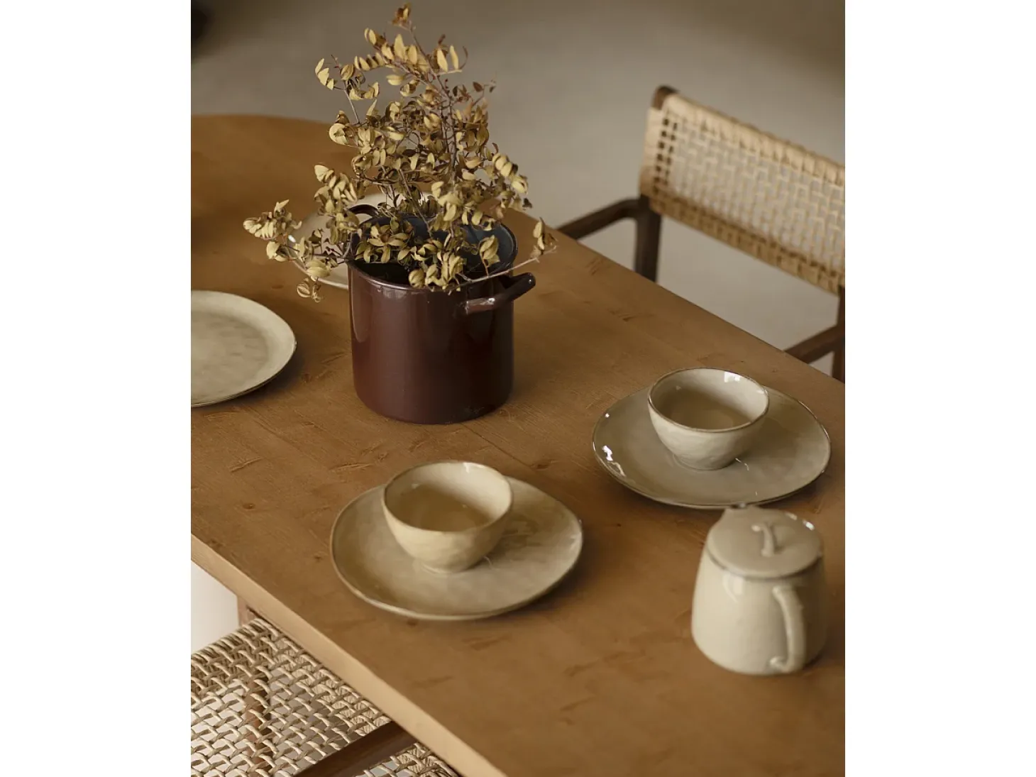 Mesa de comedor ovalada de madera maciza tono roble oscuro y patas de microcemento en tono tierra DECOWOOD de 220x75cm - LUCÍA - DECOWOOD