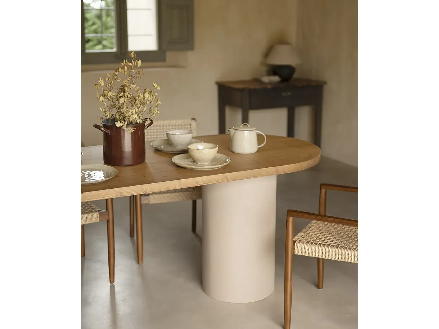 Mesa de comedor ovalada de madera maciza tono roble oscuro y patas de microcemento en tono tierra DECOWOOD de 220x75cm - LUCÍA - DECOWOOD