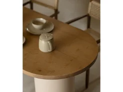 Mesa de comedor ovalada de madera maciza tono roble oscuro y patas de microcemento en tono tierra DECOWOOD de 220x75cm - LUCÍA - DECOWOOD