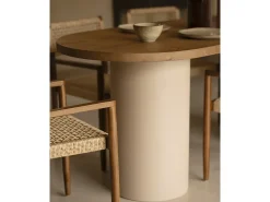 Mesa de comedor ovalada de madera maciza tono roble oscuro y patas de microcemento en tono tierra DECOWOOD de 220x75cm - LUCÍA - DECOWOOD