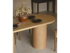 Mesa de comedor ovalada de madera maciza tono roble medio y patas de microcemento en tono terracota DECOWOOD de 180x75cm - LUCÍA - DECOWOOD