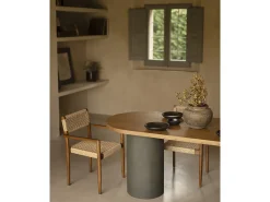 Mesa de comedor ovalada de madera maciza tono roble oscuro y patas de microcemento en tono verde DECOWOOD de 200x75cm - LUCÍA - DECOWOOD