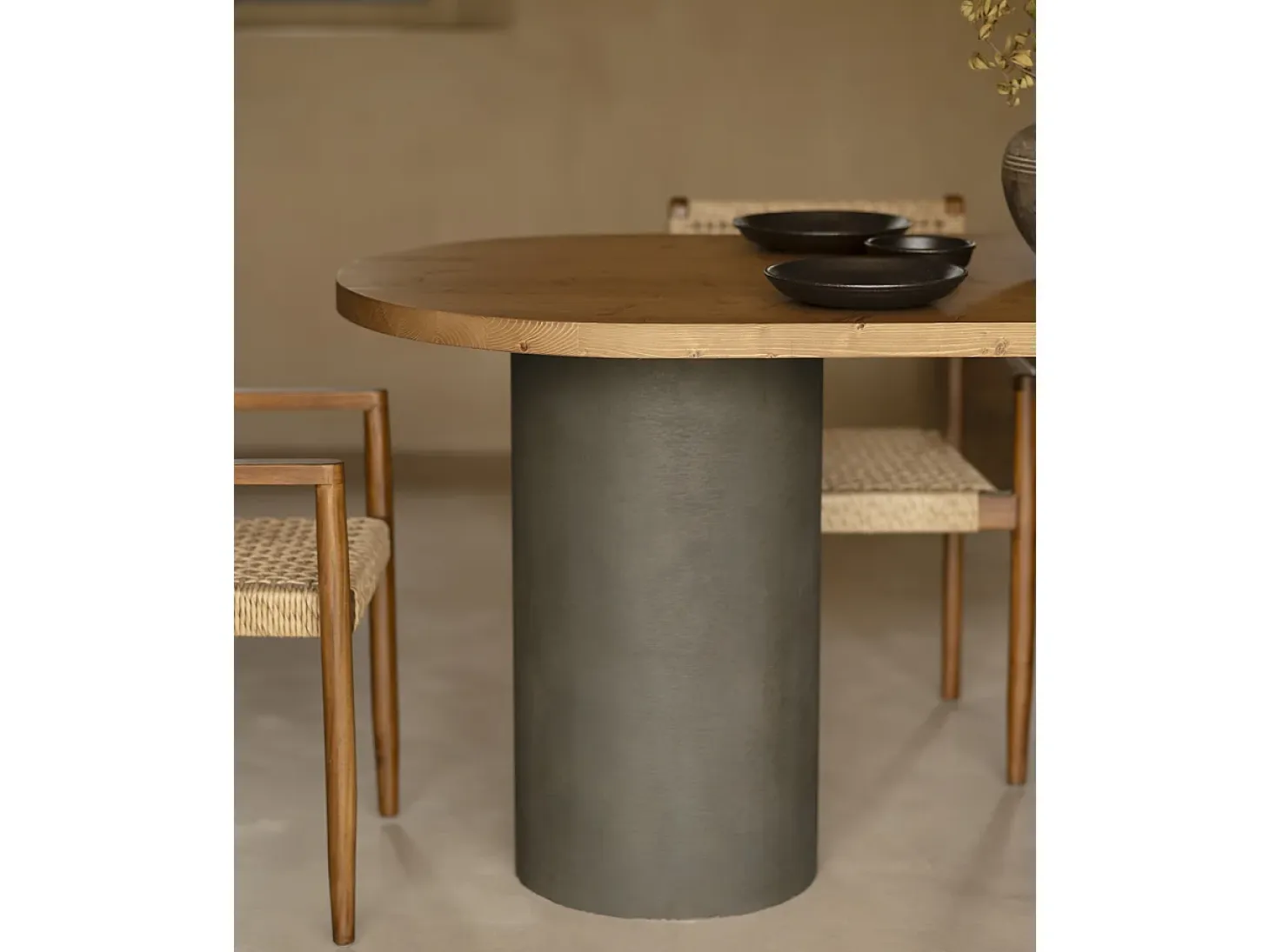 Mesa de comedor ovalada de madera maciza tono roble oscuro y patas de microcemento en tono verde DECOWOOD de 200x75cm - LUCÍA - DECOWOOD