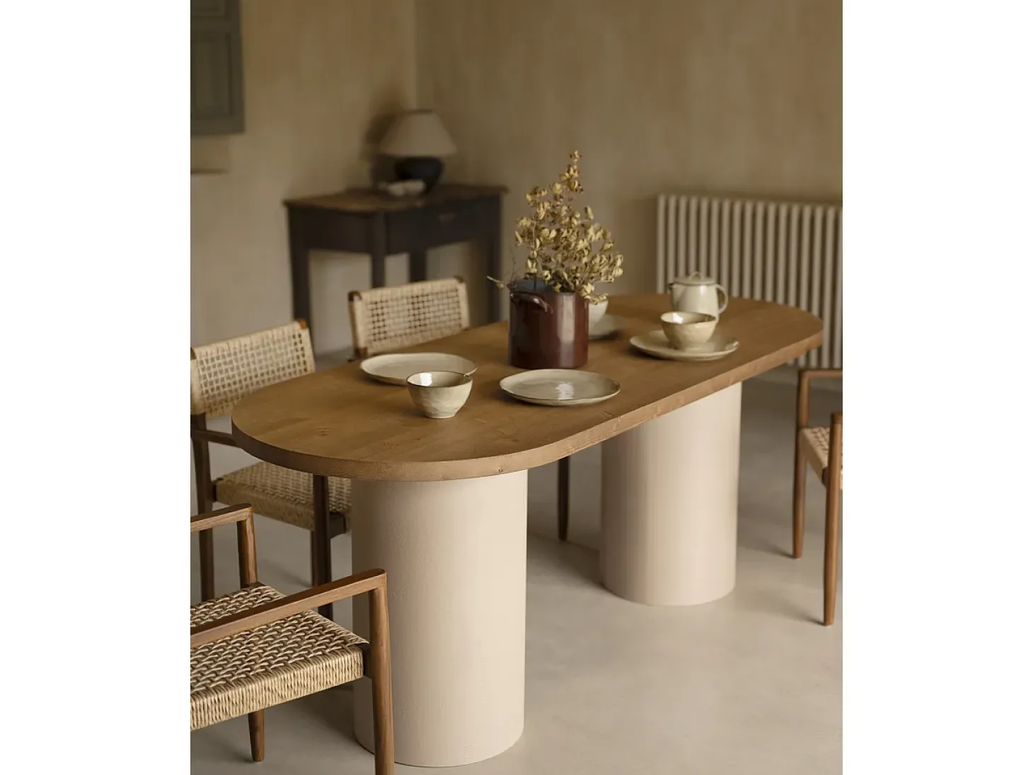 Mesa de comedor ovalada de madera maciza tono roble oscuro y patas de microcemento en tono tierra DECOWOOD de 160x75cm - LUCÍA - DECOWOOD