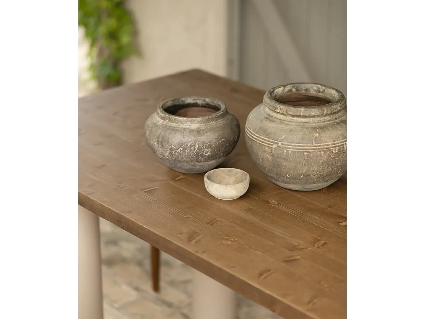 Mesa de comedor rectangular de madera maciza en tono roble oscuro y patas de microcemento en tono tierra DECOWOOD de 180x75cm - LUCÍA - DECOWOOD