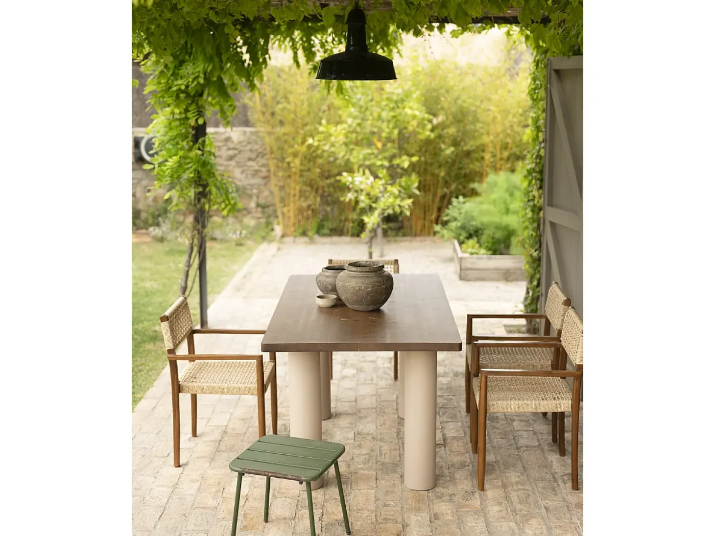 Mesa de comedor rectangular de madera maciza en tono roble oscuro y patas de microcemento en tono tierra DECOWOOD de 160x75cm - LUCÍA - DECOWOOD