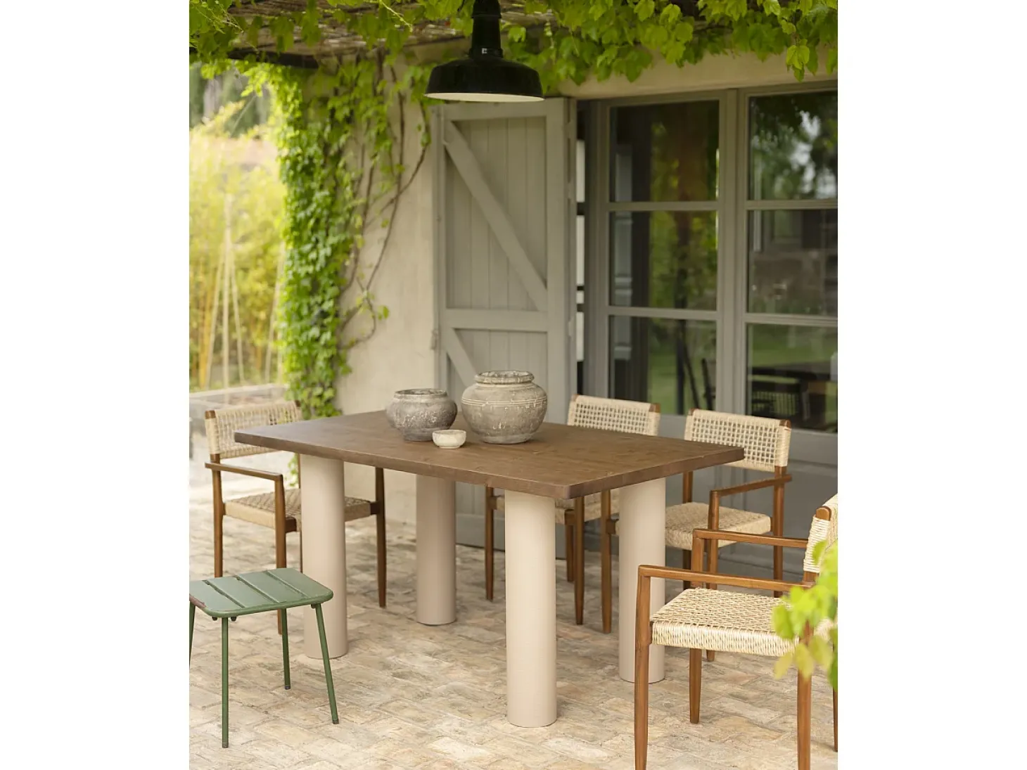 Mesa de comedor rectangular de madera maciza en tono roble oscuro y patas de microcemento en tono tierra DECOWOOD de 160x75cm - LUCÍA - DECOWOOD