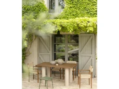 Mesa de comedor rectangular de madera maciza en tono roble oscuro y patas de microcemento en tono tierra DECOWOOD de 160x75cm - LUCÍA - DECOWOOD