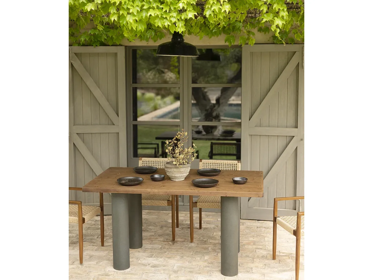 Mesa de comedor rectangular de madera maciza en tono roble oscuro y patas de microcemento en tono verde DECOWOOD de 200x75cm - LUCÍA - DECOWOOD