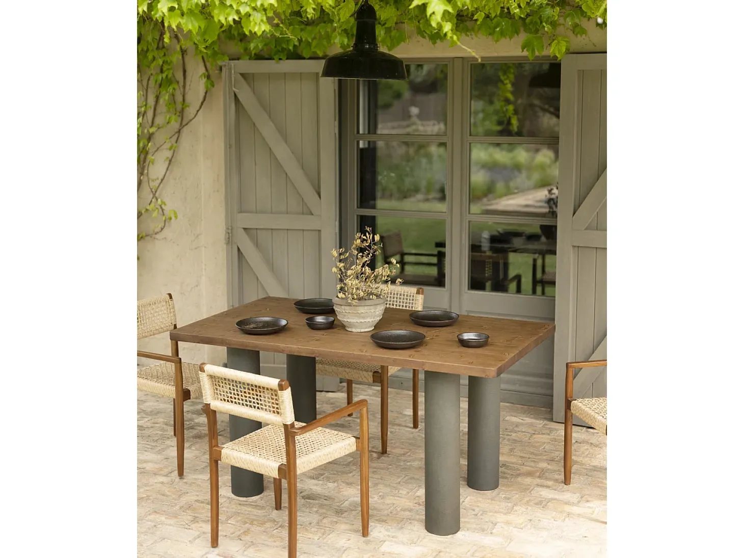 Mesa de comedor rectangular de madera maciza en tono roble oscuro y patas de microcemento en tono verde DECOWOOD de 180x75cm - LUCÍA - DECOWOOD
