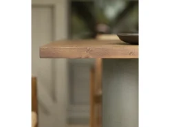 Mesa de comedor rectangular de madera maciza en tono roble oscuro y patas de microcemento en tono verde DECOWOOD de 160x75cm - LUCÍA - DECOWOOD