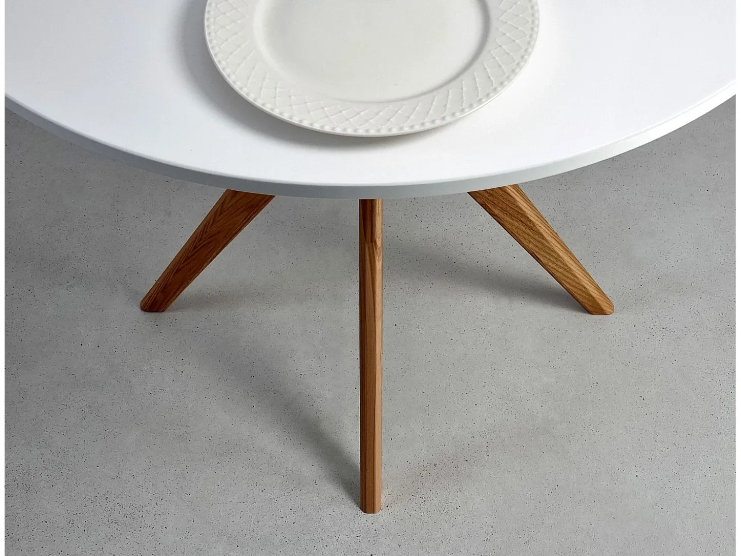 Mesa de comedor redonda 90cm Jubi Blanco Tiza | Pata de fresno teñida de roble