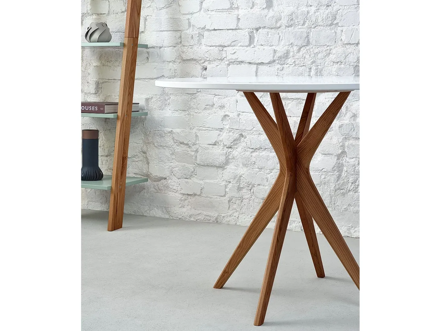 Mesa de comedor redonda 90cm Jubi Blanco Tiza | Pata de fresno teñida de roble