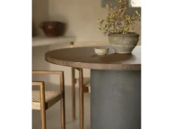 Mesa de comedor redonda de madera maciza tono roble oscuro y patas de microcemento en tono verde DECOWOOD de Ø120x75cm - LUCÍA - DECOWOOD