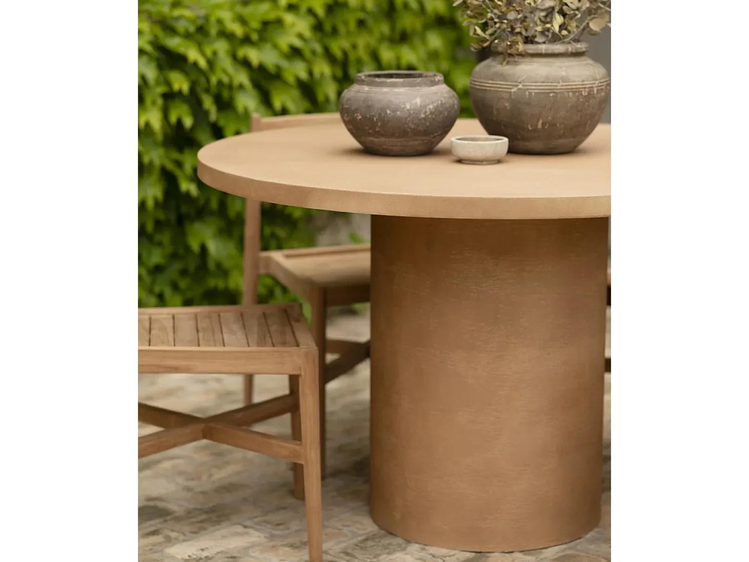 Mesa de comedor redonda de microcemento en tono terracota DECOWOOD de Ø100x75cm - LUCÍA - DECOWOOD