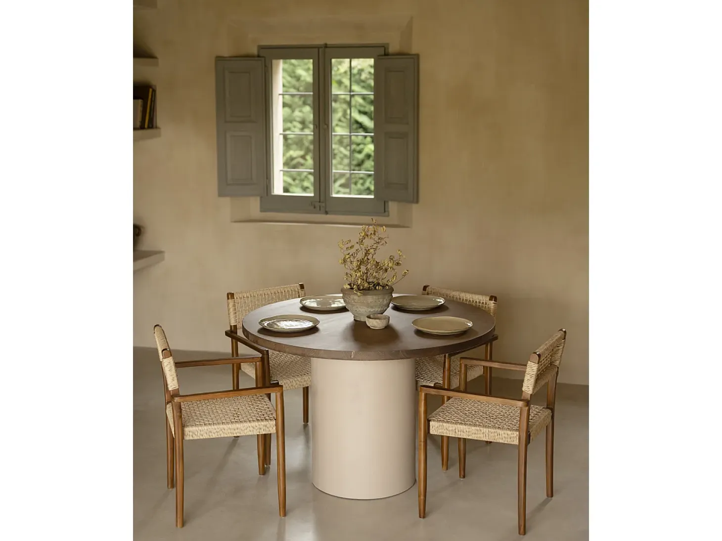 Mesa de comedor redonda de madera maciza tono roble oscuro y patas de microcemento en tono tierra DECOWOOD de Ø120x75cm - LUCÍA - DECOWOOD