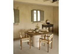Mesa de comedor redonda de madera maciza tono roble oscuro y patas de microcemento en tono tierra DECOWOOD de Ø120x75cm - LUCÍA - DECOWOOD