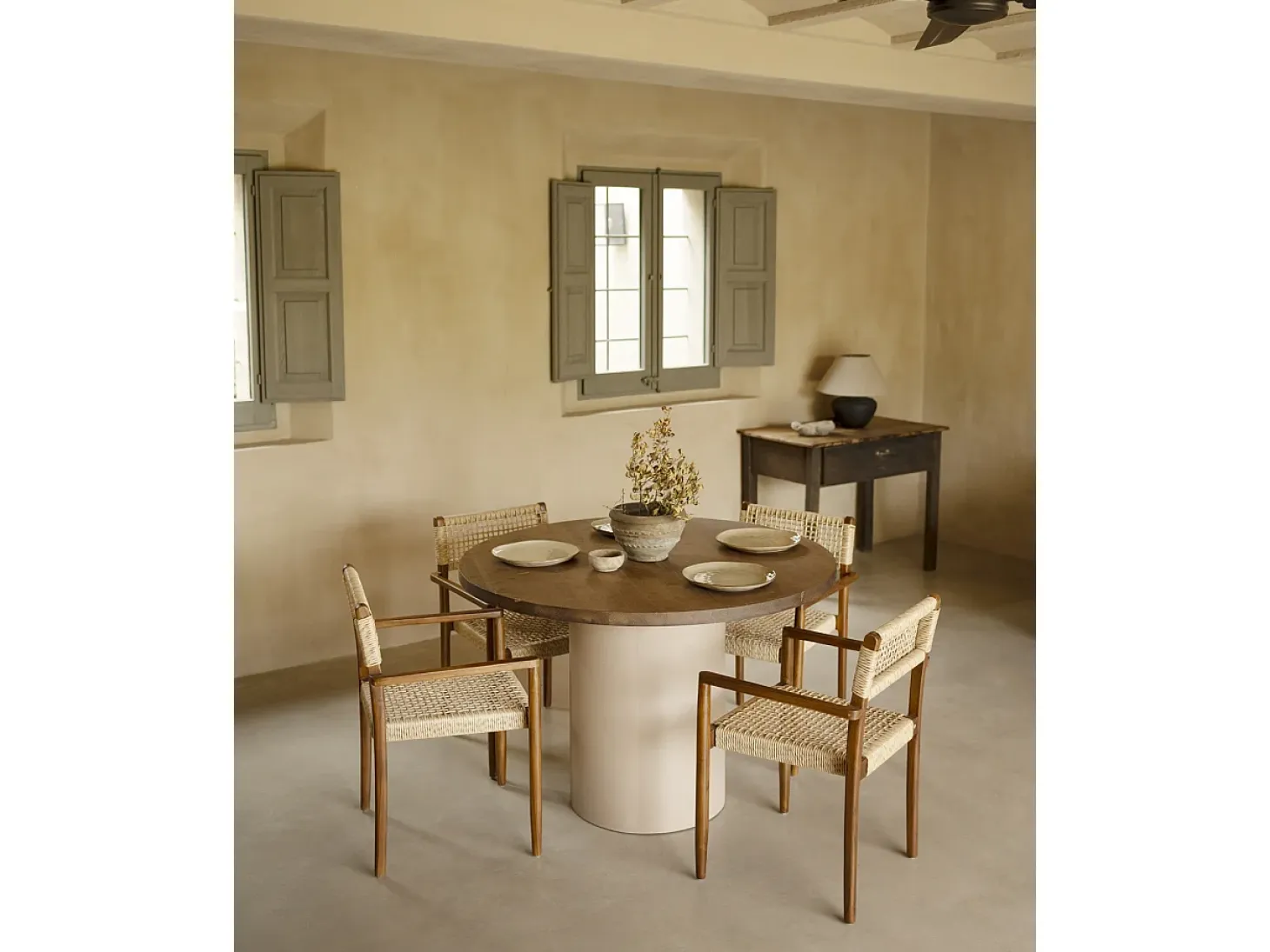 Mesa de comedor redonda de madera maciza tono roble oscuro y patas de microcemento en tono tierra DECOWOOD de Ø120x75cm - LUCÍA - DECOWOOD