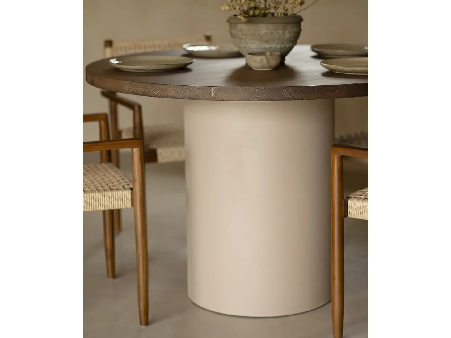 Mesa de comedor redonda de madera maciza tono roble oscuro y patas de microcemento en tono tierra DECOWOOD de Ø120x75cm - LUCÍA - DECOWOOD