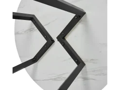 Mesa de comedor redonda de 80x80x75cm con tablero chapado efecto mármol blanco y patas de metal negro.