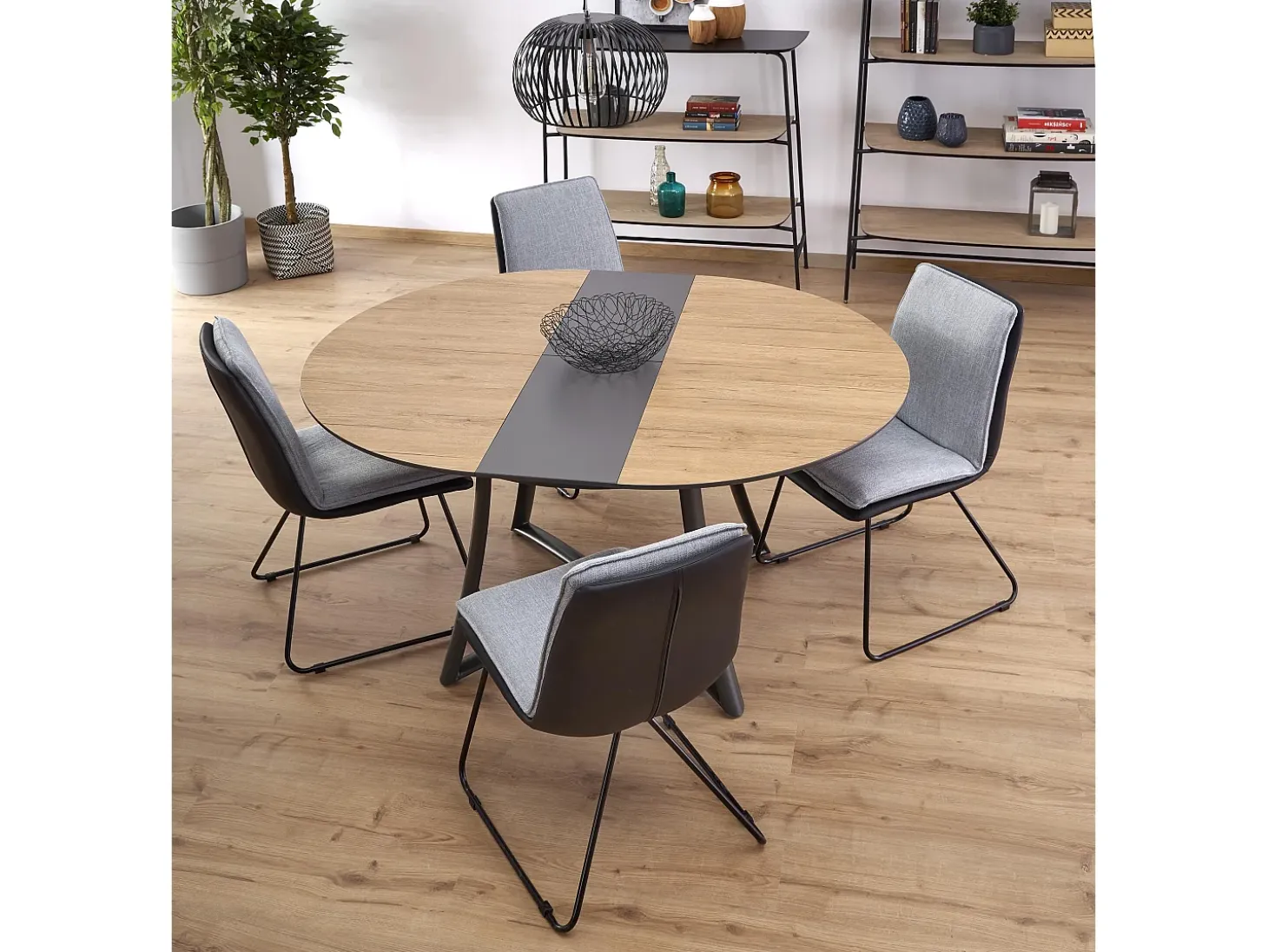 Mesa de comedor redonda extensible en roble con patas de acero