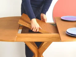 Mesa de comedor redonda extensible 100 cm para 5 personas Jubi chapa de fresno teñido roble | Patas de fresno macizo teñidas roble