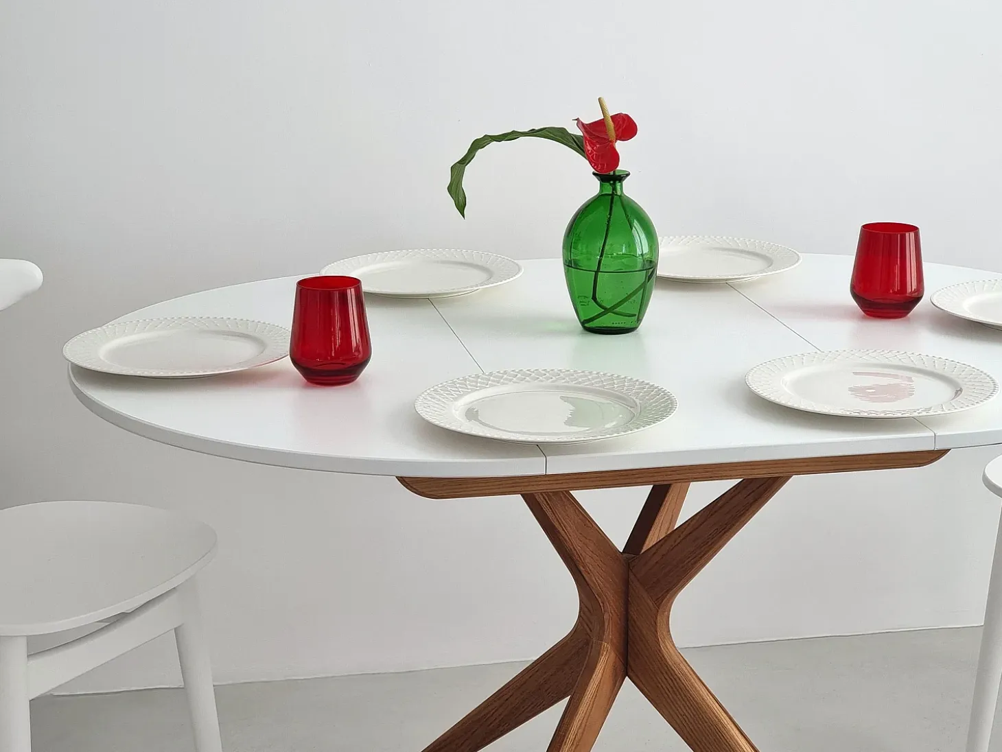 Mesa de comedor redonda extensible 90cm Jubi Blanca | Pata de fresno teñida de roble