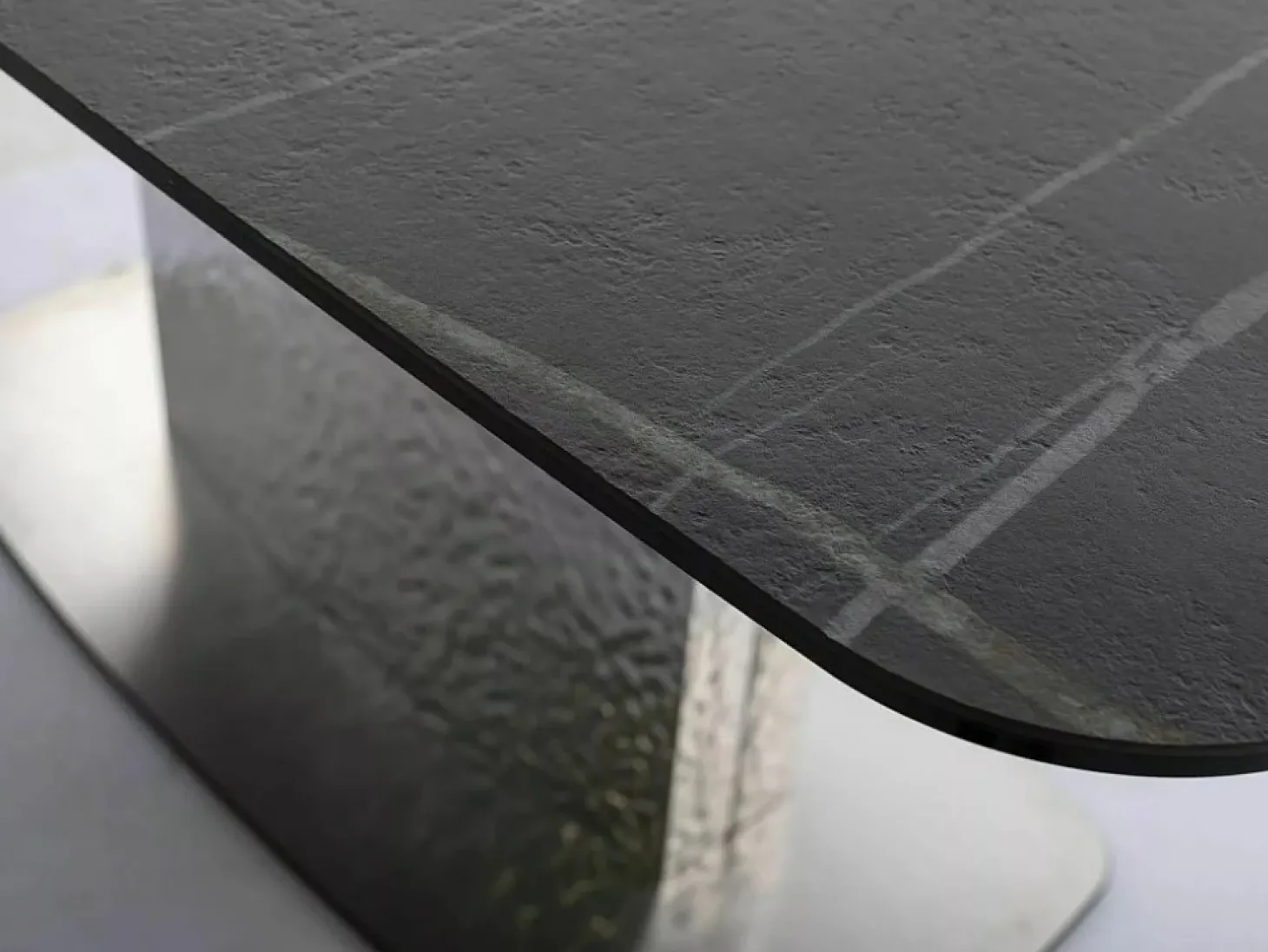 Mesa extensible de diseño con aspecto de mármol negro y pata central de acero inoxidable Eglantine