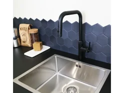 Molette Mezclador de fregadero con teleducha extraíble en negro mate Essebagno