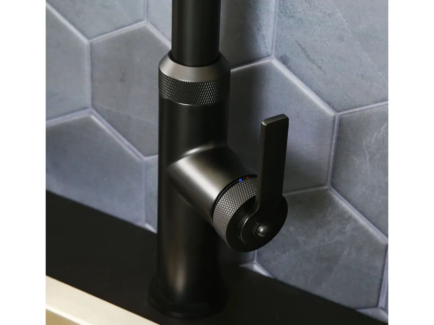 Molette Mezclador de fregadero con teleducha extraíble en negro mate Essebagno