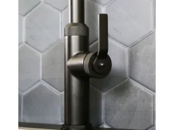 Molette Mezclador de fregadero con teleducha extraíble en negro mate Essebagno