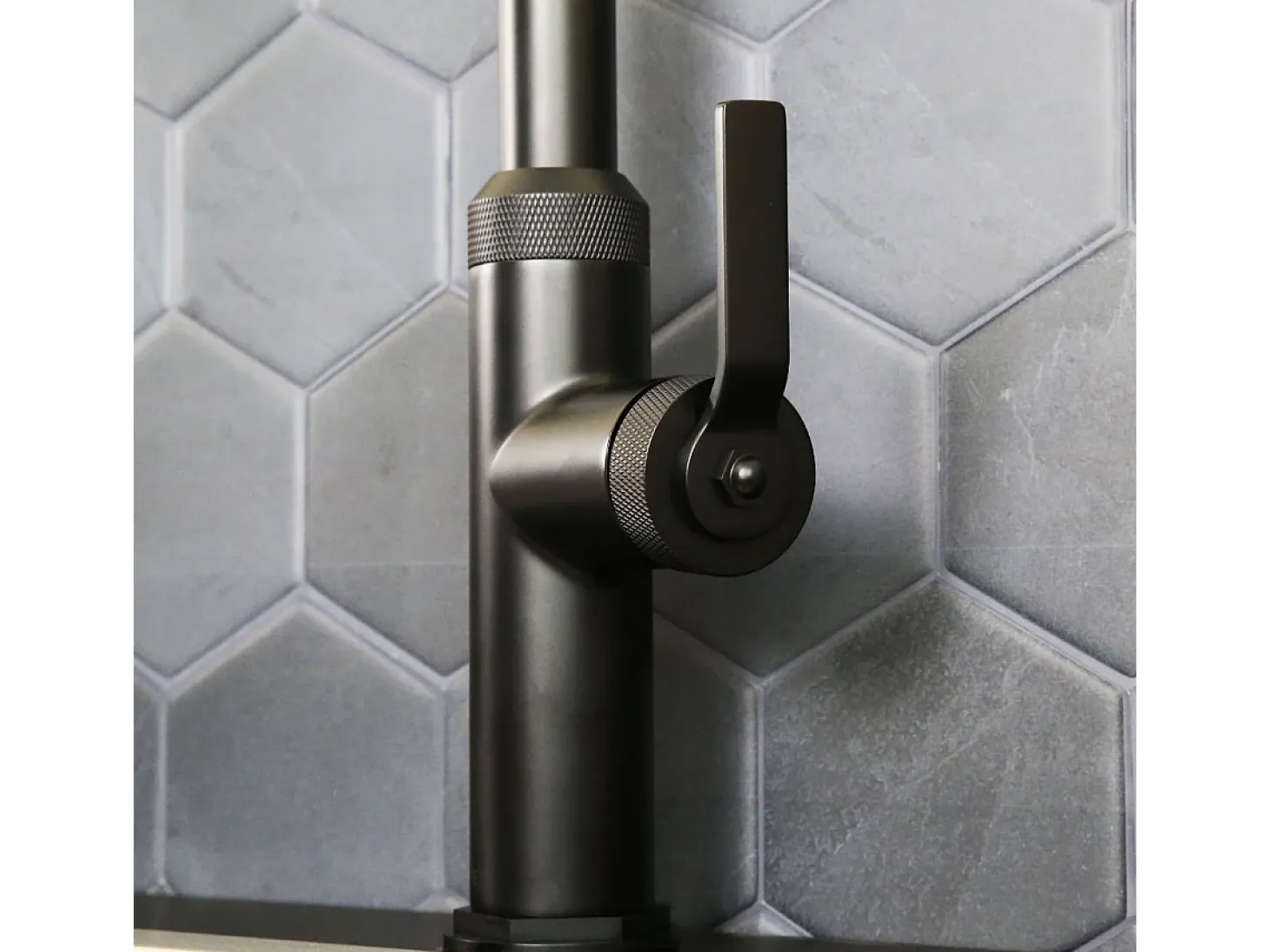 Molette Mezclador de fregadero con teleducha extraíble en negro mate Essebagno