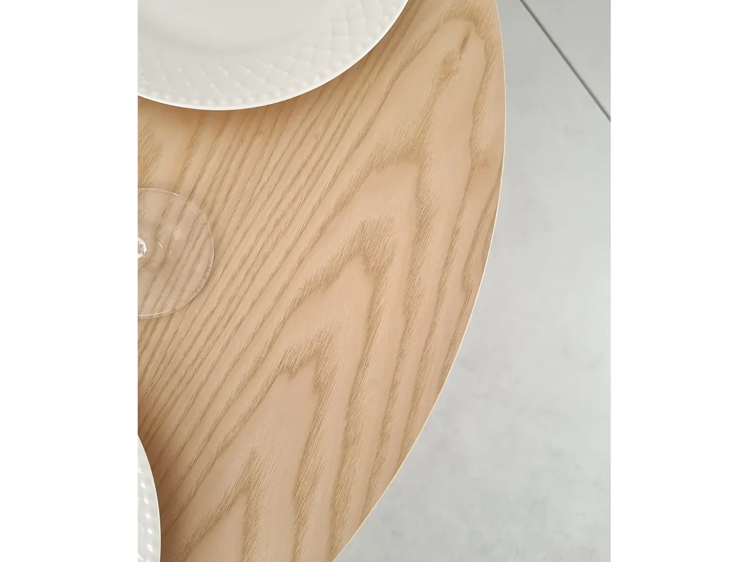 Pequena mesa de comedor redonda de 60 cm Jubi madera de fresno
