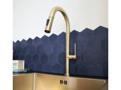 Portofino Mezclador de lavabo con teleducha extraíble en oro cepillado Essebagno