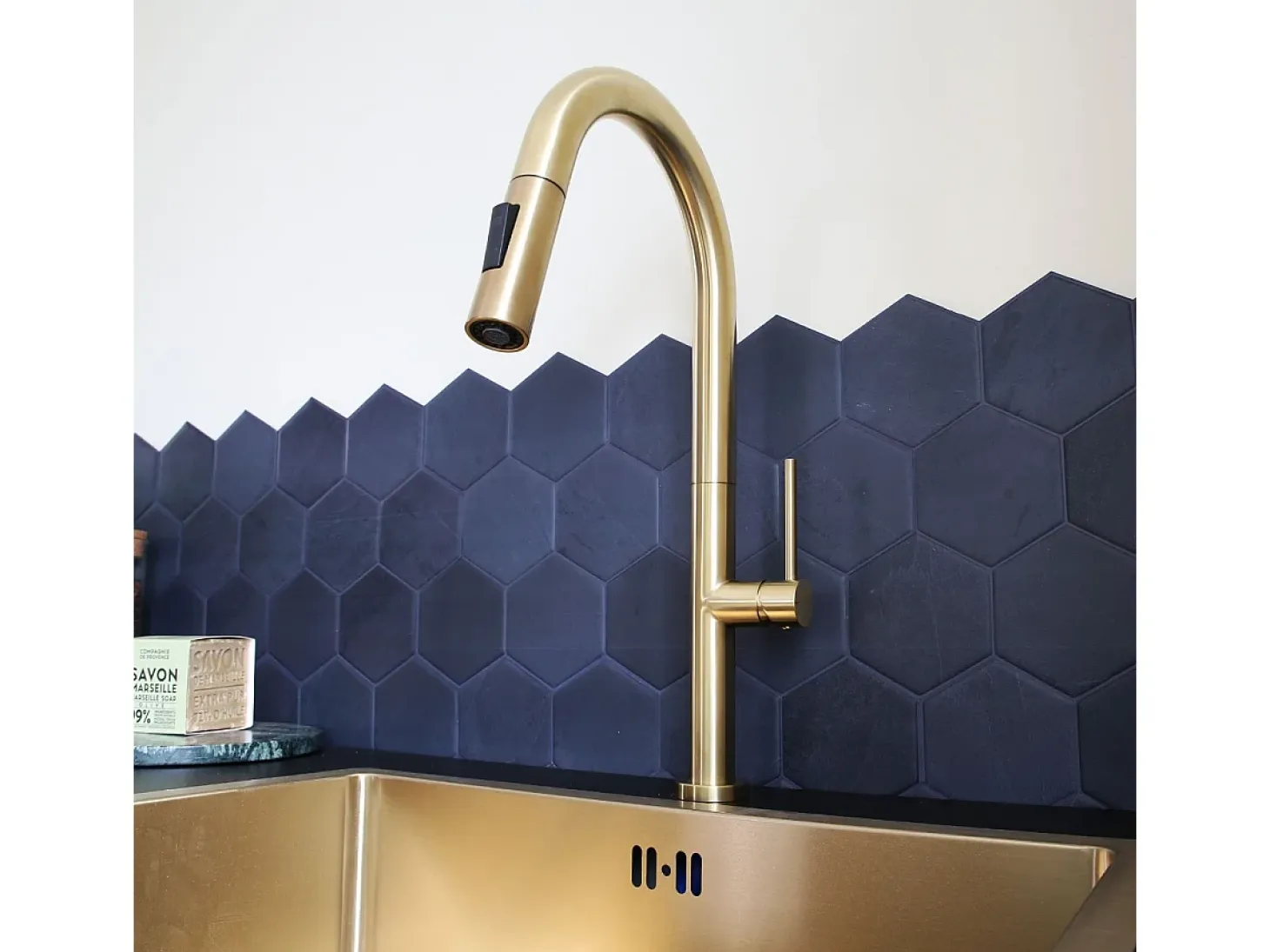 Portofino Mezclador de lavabo con teleducha extraíble en oro cepillado Essebagno