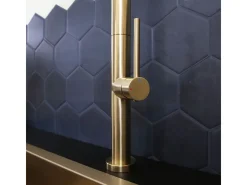 Portofino Mezclador de lavabo con teleducha extraíble en oro cepillado Essebagno