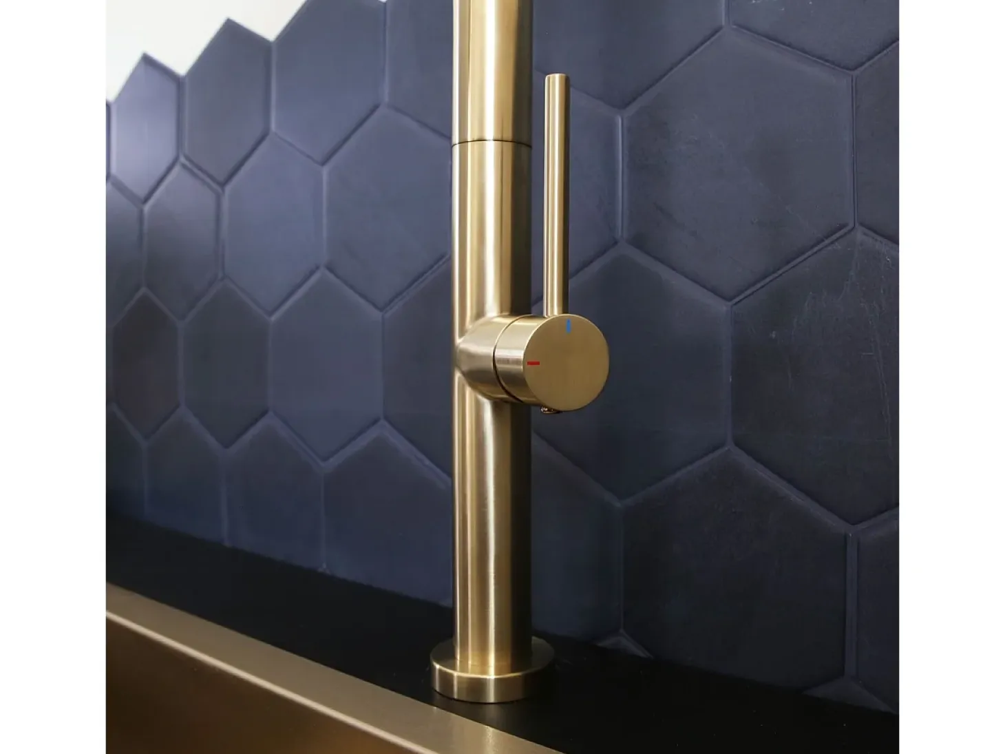 Portofino Mezclador de lavabo con teleducha extraíble en oro cepillado Essebagno