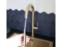 Portofino Mezclador de lavabo con teleducha extraíble en oro cepillado Essebagno