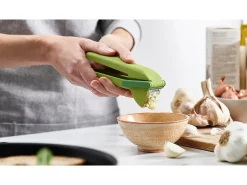 Prensa de ajo CleanForce Joseph Joseph, diseño ergonómico, fácil de usar y limpiar, ideal para triturar ajo sin esfuerzo en la cocina.