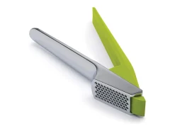 Prensa de ajo CleanForce Joseph Joseph, diseño ergonómico, fácil de usar y limpiar, ideal para triturar ajo sin esfuerzo en la cocina.