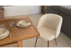 Set de 2 sillas en tejido bouclé beige con patas marrones - Swan