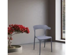 Silla California en plástico gris apilable modelo confort